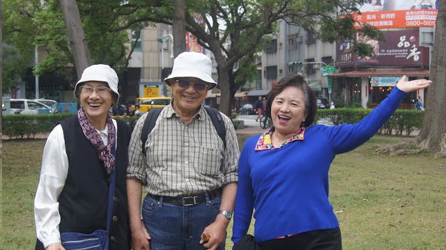 50年後，左起：高喜香老師、蕭敏雄老師、陳雙喜