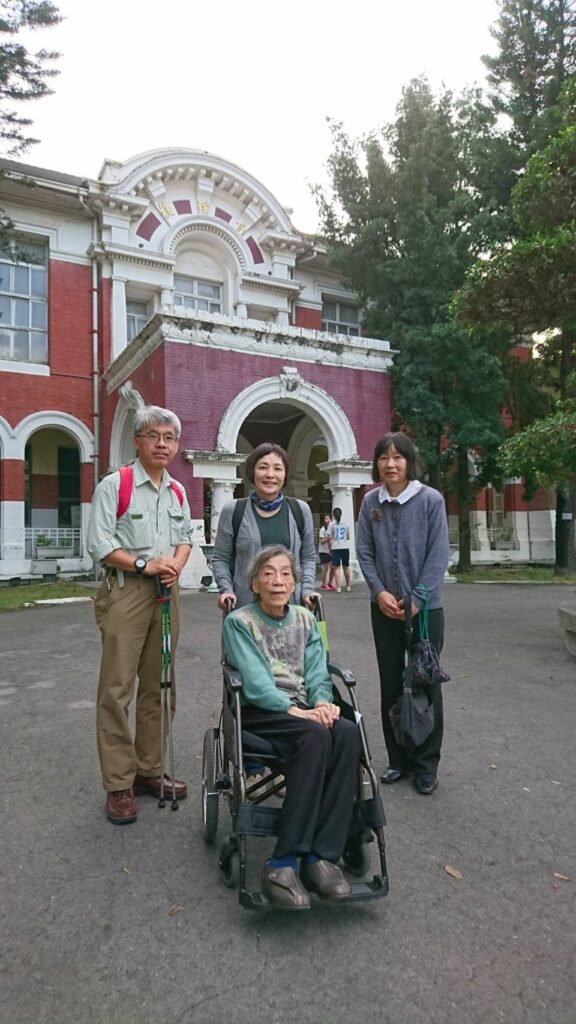 兒島幸子學姊92歲，睽違七十年，在兒女、外孫的陪同下，坐著輪椅回到母校。 左:兒子/久谷公一 中:作者/莊雅惠 右:女兒/豊島惠子