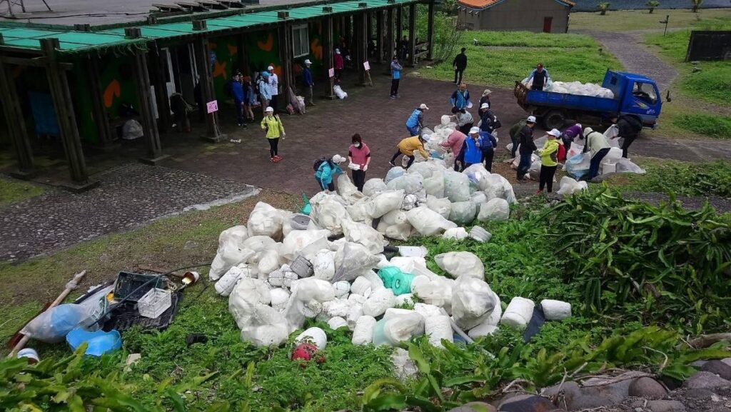 堆積如山的垃圾，提醒我們「垃圾不離手、一起愛地球！」