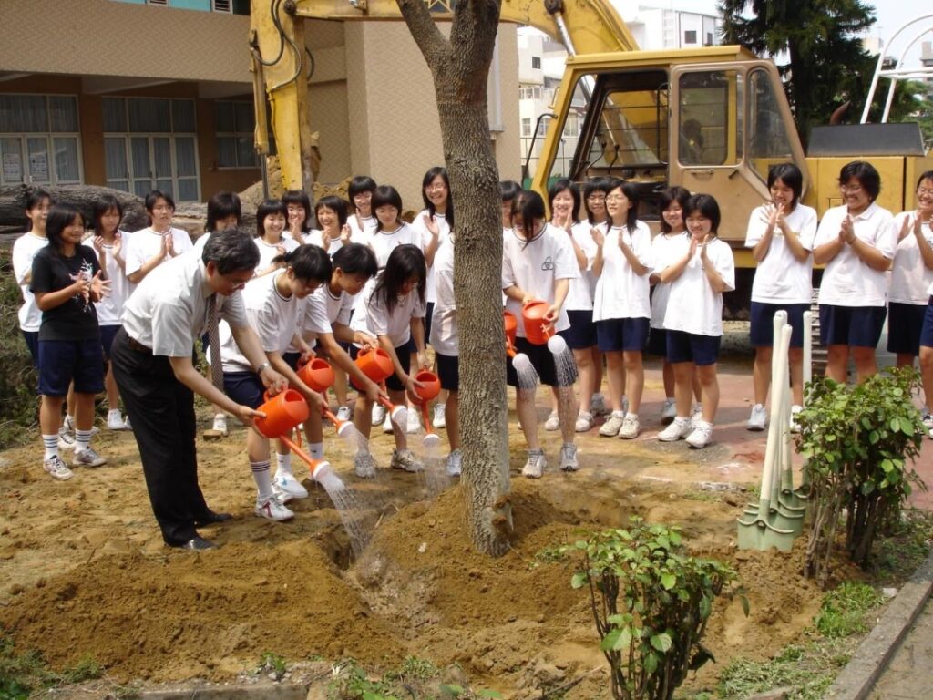 在校生為新樹澆灌，2005 年 4 月 12 日