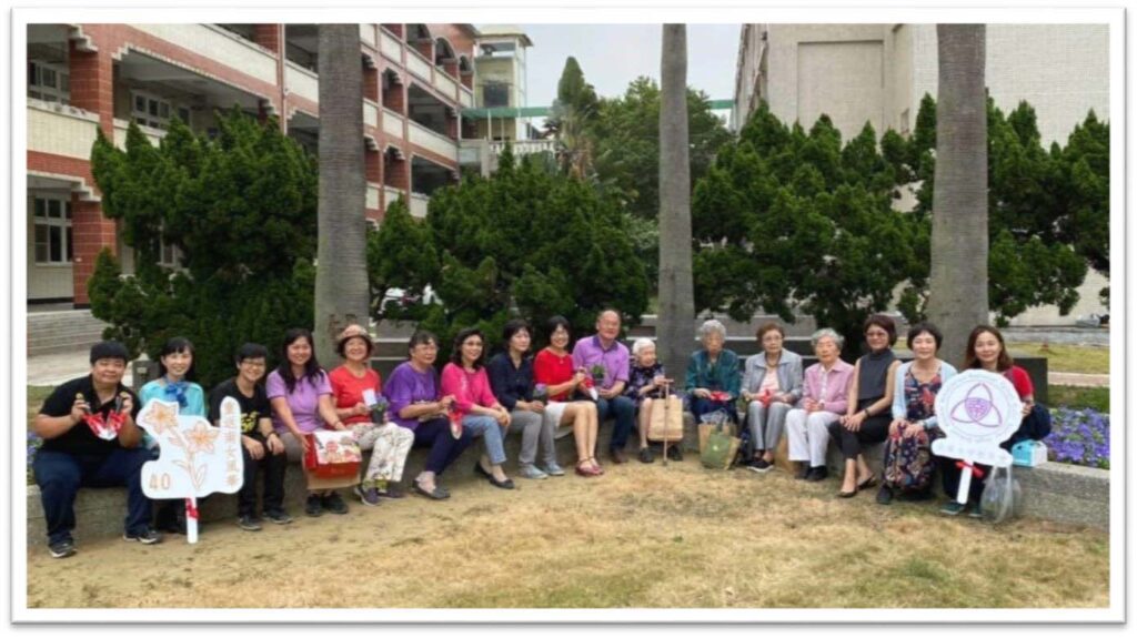 桔梗花校園復育計畫工作人員與大學姐們合影
左起:81級許家禎,76級陳得文,98級謝亞茹,81級葉姿蘭,67級張瑩瑩,67級蘇昭蓉,60級吳鳳瑛,67級楊淑芬,58級莫昭平理事長,鄭文儀校長,41級葉絲花,S18郭如霞、陳寶嬌,S21陳錦源,74級蘇小珍,64級莊雅惠,78級徐韶怡