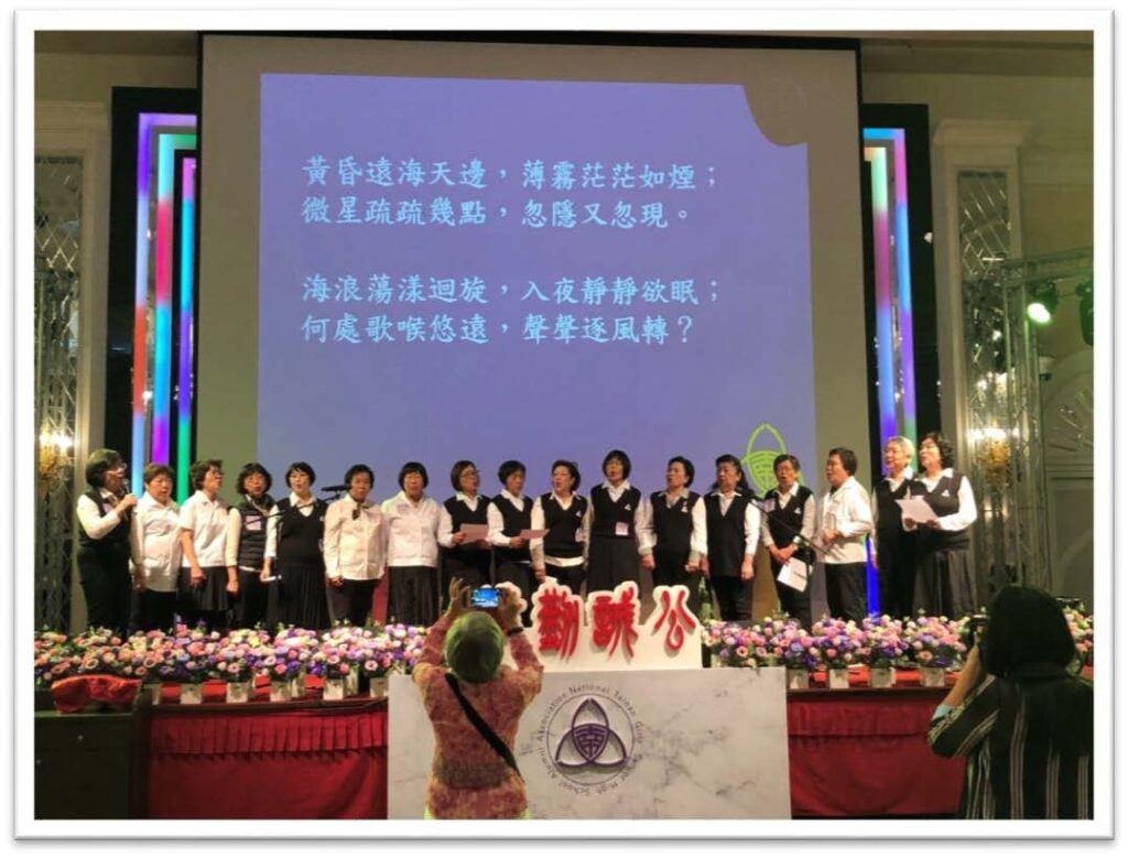 重返南女風華之音樂課，58級學姐白衣黑裙上台高歌
