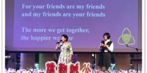 侯美子老師教我們唱英文的的「 The more we get together 」