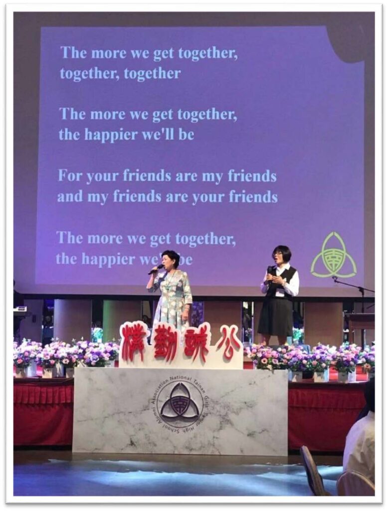 侯美子老師教我們唱英文的的「 The more we get together 」