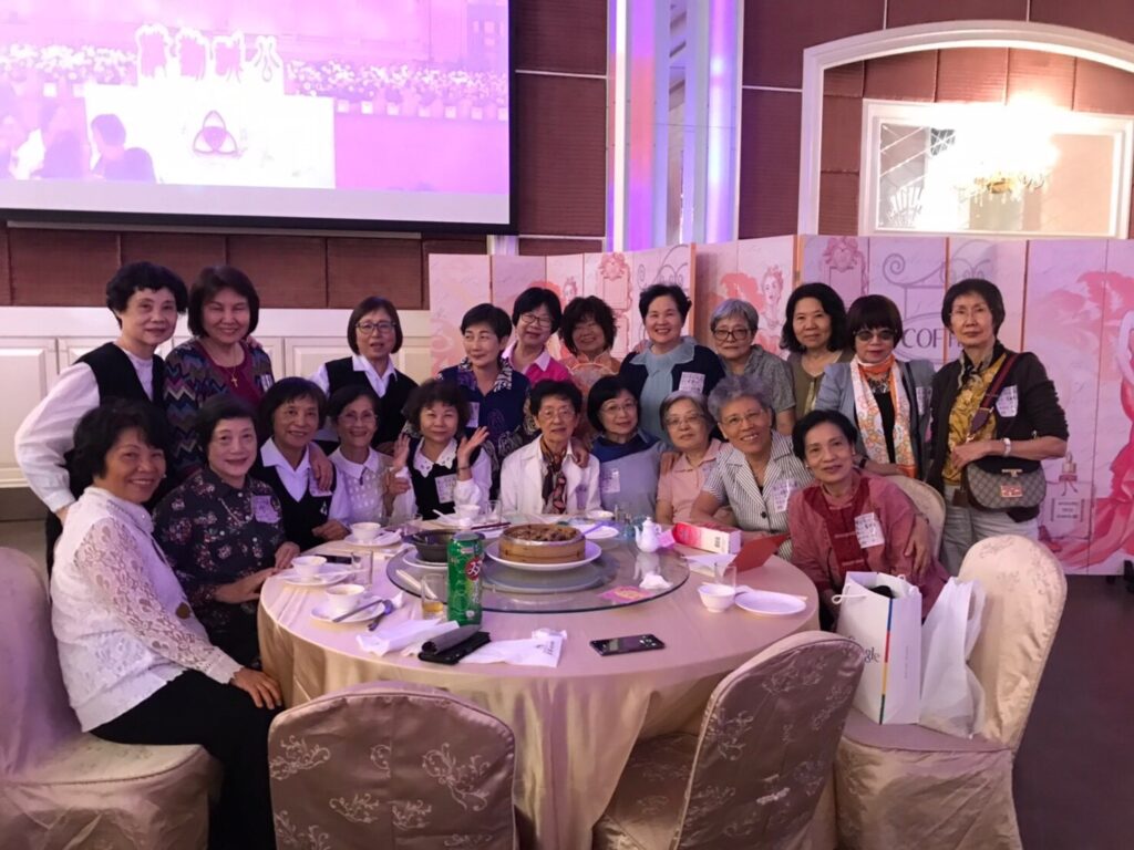 58級307班共有21人參加重返南女風華重聚活動，大家都忘了年齡，回到18歲。
