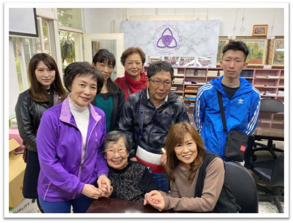 莊雅惠學姊（前左一）與舟山孝子學姊一家人在南女校友會辦公室合影